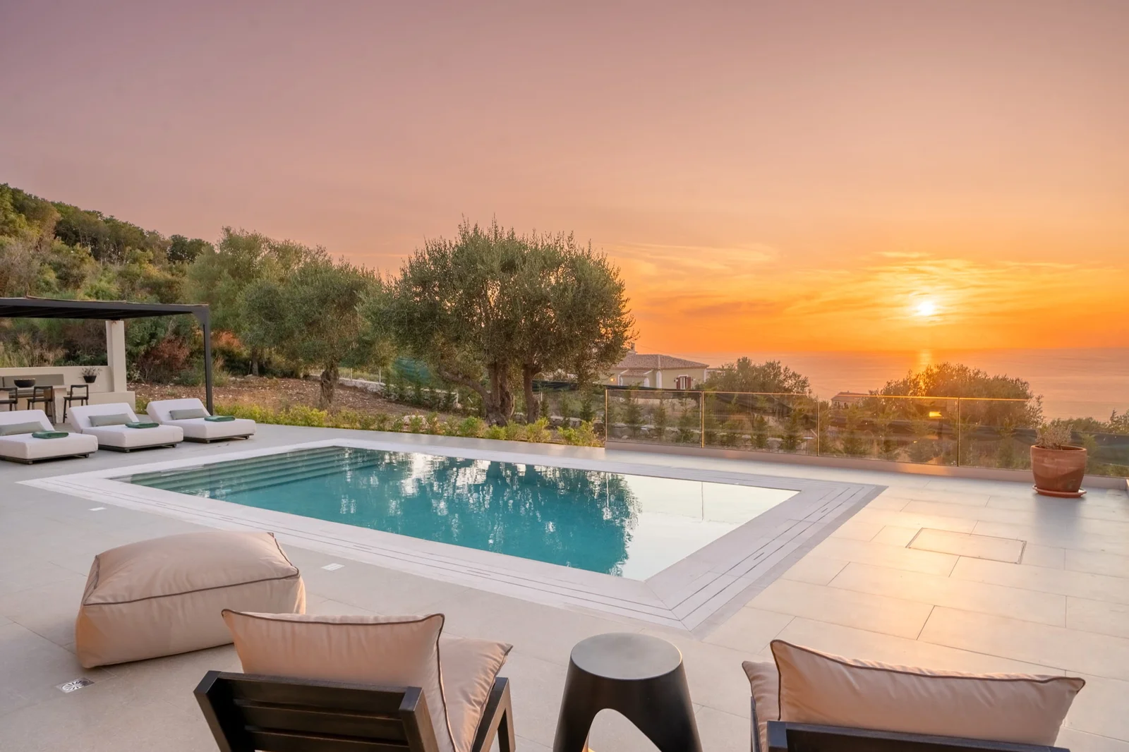 Diamond Vale Retreats with Radiant Horizon Pools