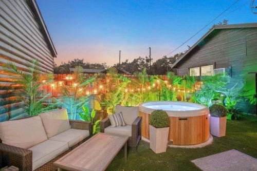 Starlight Horizon Retreats with Radiant Lantern Pools
